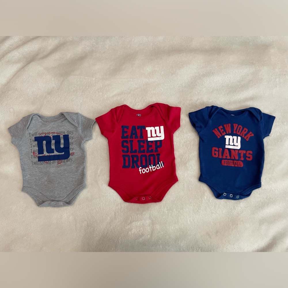 3 piece BUNDLE NEW YORK GIANTS BABY onesies from the NFL shop in size 0-3 MONTHS